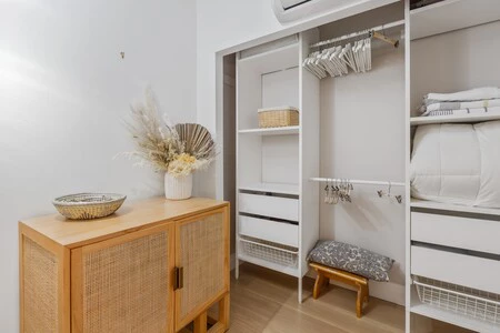 Más orden en casa gracias a las bolsas de vacío: el truco para guardar de forma eficiente nuestra ropa y ganar espacio en el armario