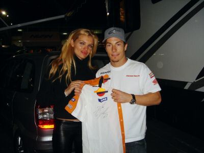 Esther Cañadas organiza una subasta con objetos de MotoGP