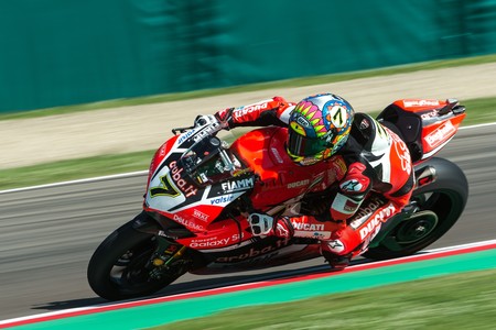 Pole indiscutible para un Chaz Davies dispuesto a doblegar a Jonathan Rea en Imola