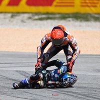 Marc Márquez tiene rota la mano tras su embestida a Miguel Oliveira en el Gran Premio de Portugal de MotoGP 