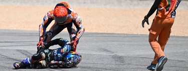 Marc Márquez tiene rota la mano tras su embestida a Miguel Oliveira en el Gran Premio de Portugal de MotoGP 