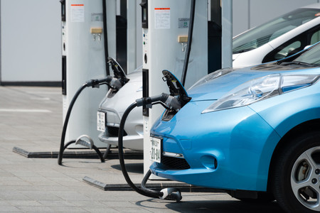 Iberdrola y las gasolineras Avia pactan 500 puntos de recarga para coches eléctricos
