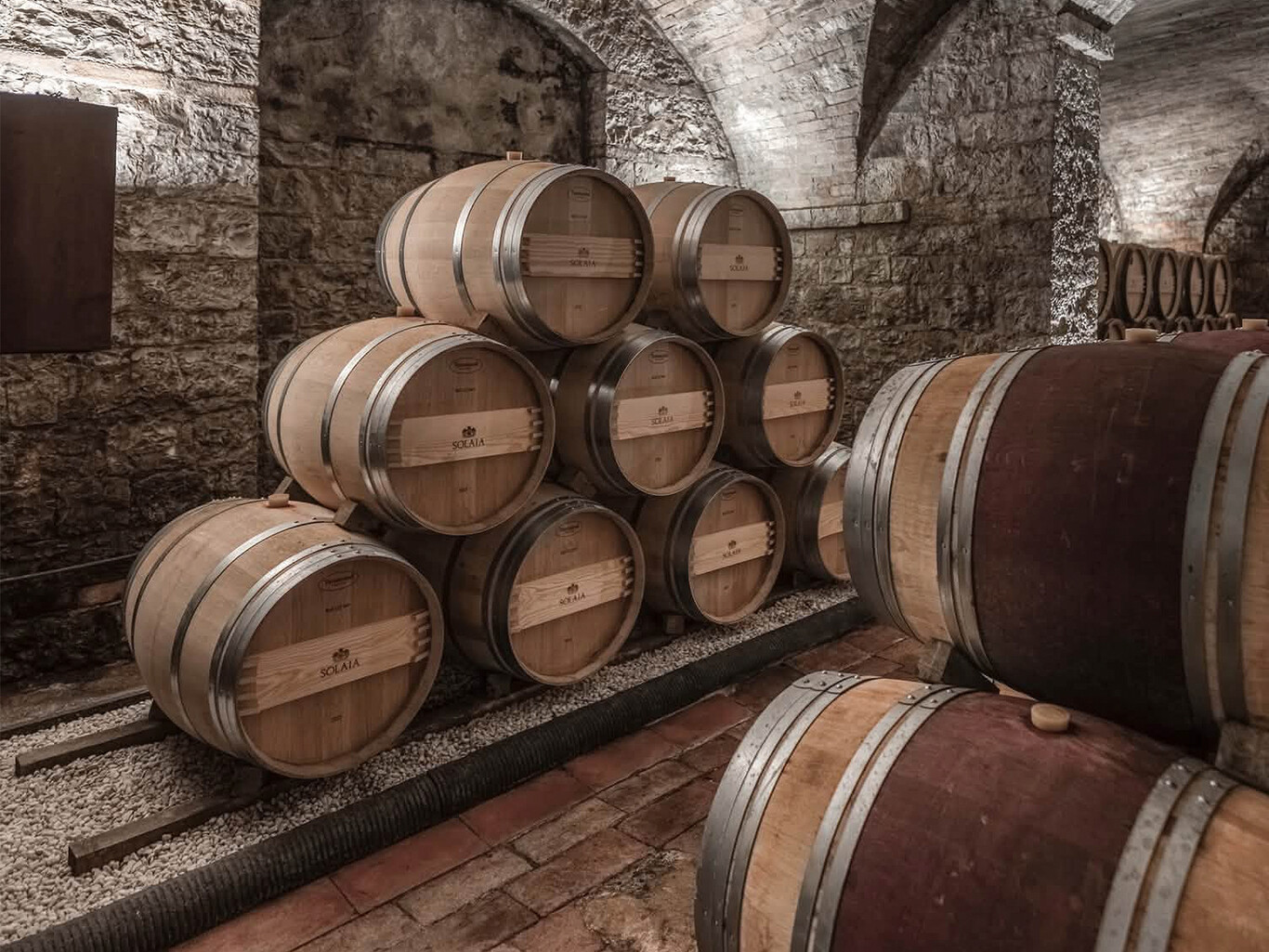 Almacén de botellas de vino tinto en una bodega italiana