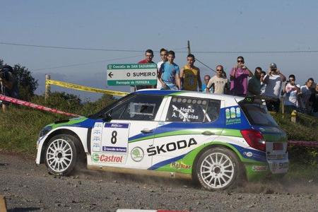 Alberto Hevia manda en el Rally de Ferrol por delante de los Vallejo