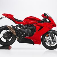 La deportiva MV Agusta F3 Rosso se adapta a la Euro 5 con un motor de 147 CV, nueva IMU y mejor conectada