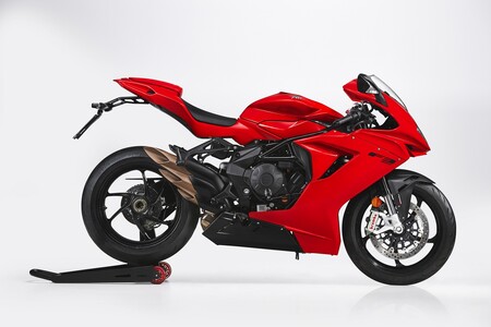 La deportiva MV Agusta F3 Rosso se adapta a la Euro 5 con un motor de 147 CV, nueva IMU y mejor conectada