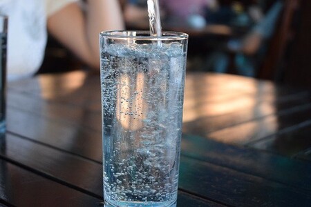 Incluso en agua embotellada tiene bacterias (a veces más que el agua del grifo)