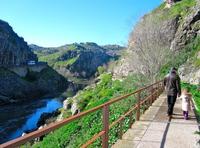 Paseando con niños sobre el Tajo en Toledo