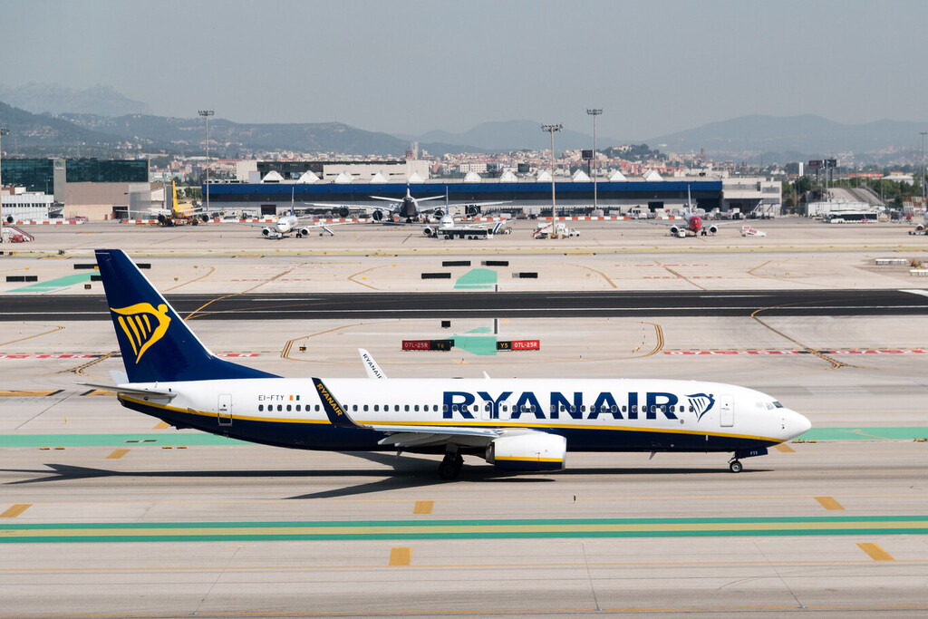 Ryanair y CCOO acordaron subir el sueldo al personal de cabina. El Supremo lo ha anulado: los sindicatos los eligen los empleados 