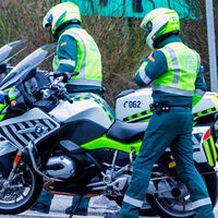 A la fuga de la Guardia Civil en un scooter y vacilando a los agentes. Acaba cayendo por un barranco de cinco metros e inmune al Taser 