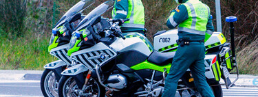 A la fuga de la Guardia Civil en un scooter y vacilando a los agentes. Acaba cayendo por un barranco de cinco metros e inmune al Taser 