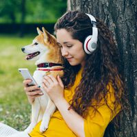 Mientras Spotify y los artistas debaten sobre la IA en la música, hemos descubierto que es el artista favorito de la Generación Z