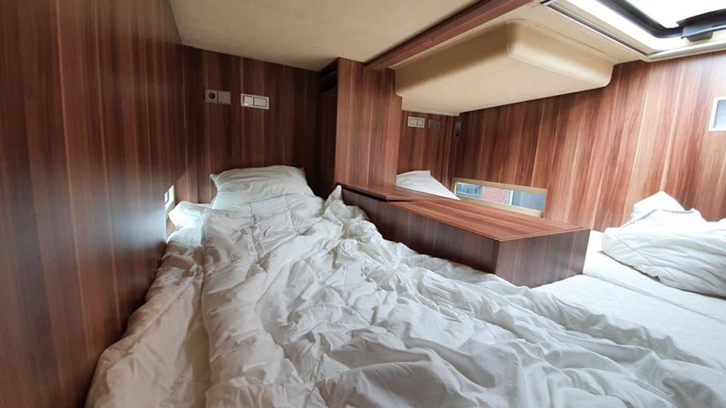 Este camión camperizado con garaje y baño de piedra natural es un