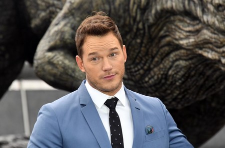 Chris Pratt se envuelve en tonos celestes para el Photocall de 'Jurassic World' en Londres
