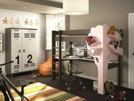 Un árbol es la estantería perfecta para la habitación de los niños