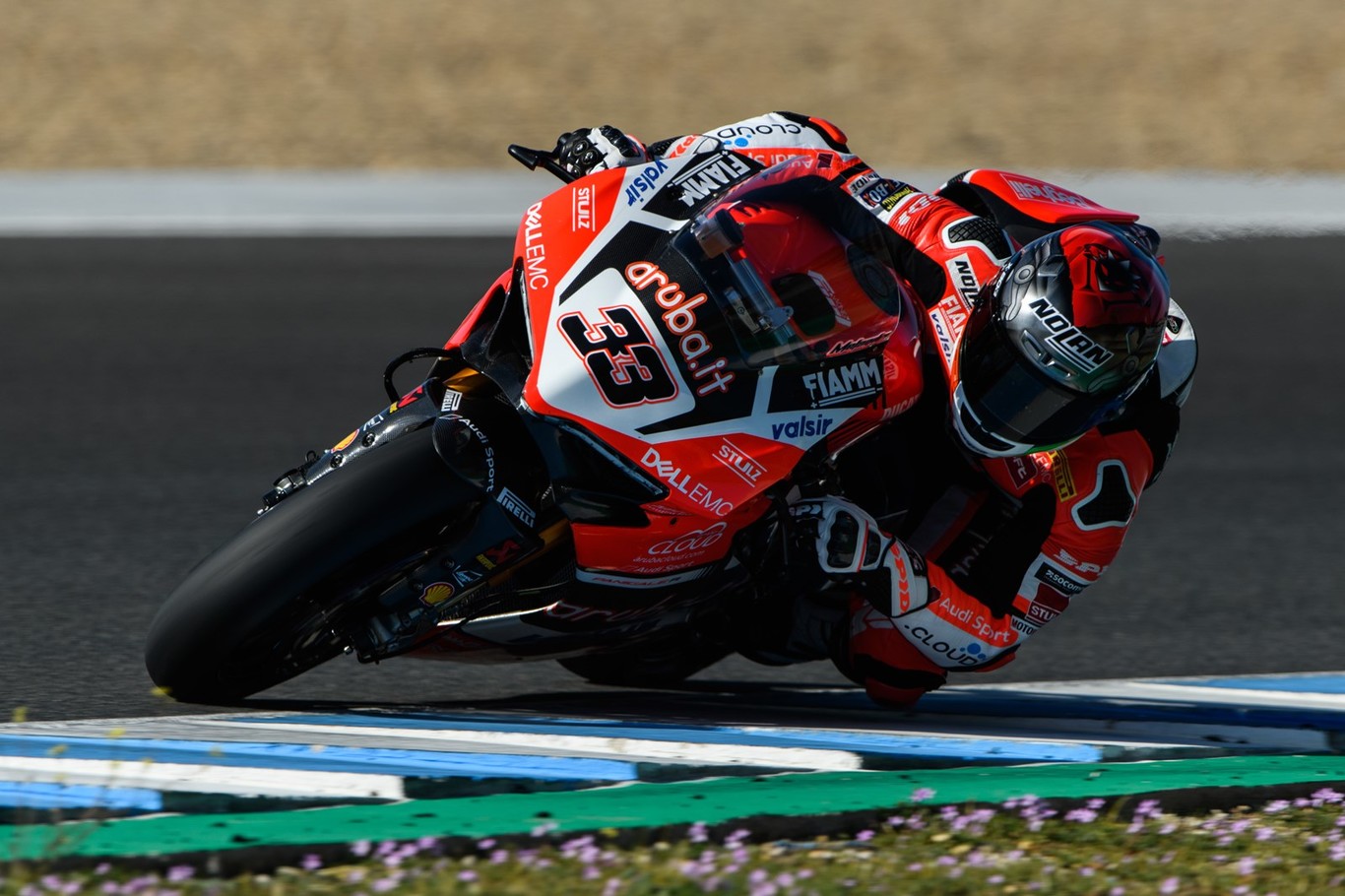 Marco Melandri y Ducati vencen a las Kawasaki en la primera carrera de la temporada en Phillip Island