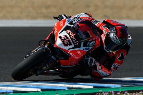 Marco Melandri y Ducati vencen a las Kawasaki en la primera carrera de la temporada en Phillip Island