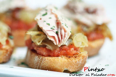 Pintxo de bonito con cebolla caramelizada y tomate