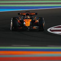 Oscar Piastri sigue metiendo presión a Lando Norris, Fernando Alonso puntúa con susto y Max Verstappen sobrevive 