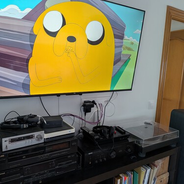Oculta así los cables de tu televisor sin agujerear: guía para un salón tan moderno como ordenado 