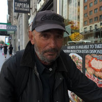 Luis, de 68 años: "Duermo en una tienda de campaña en el centro de Madrid y, cuando me levanto a las 7, salgo a pedir. Suelo reunir 20 euros al día"