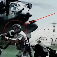 Si paras Amanecer de los muertos en el minuto 12:38, verás a Zack Snyder intentando salvar al mundo del apocalipsis
