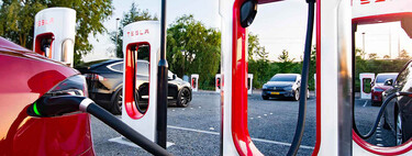 Elon Musk quiere que todos los coches eléctricos utilicen su cable de carga, el mismo que ni los Tesla incluyen de serie 