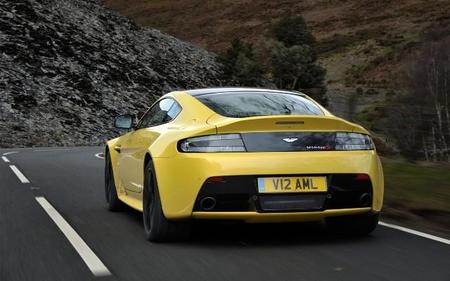 Aston Martin V12 Vantage S, vista posterior