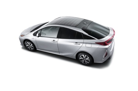 Al próximo Toyota Prius plug-in le crecen paneles solares en el techo