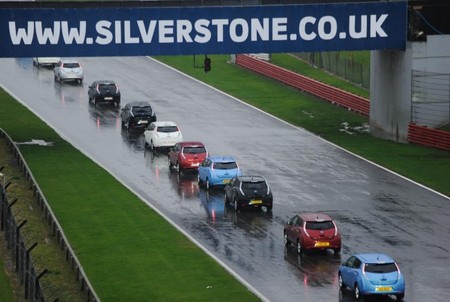 225 Nissan Leaf rodando juntos por la pista de Silverstone