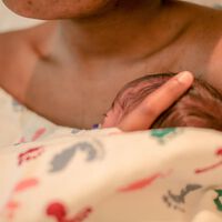 Tras creer que no podría concebir de forma natural, una madre descubre que está embarazada y da a luz a las 34 semanas 