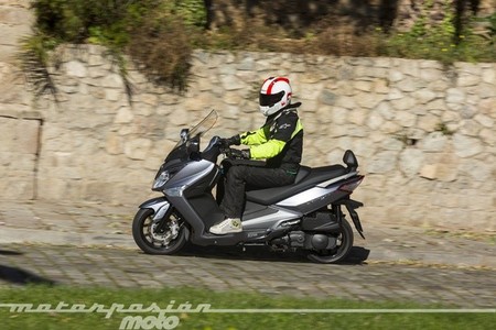 SYM Joymax 125i GTS, prueba (conducción en ciudad, carretera y autopista)