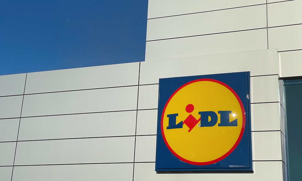 Ha llegado a Lidl la tumbona perfecta (además de barata) para tu terraza o jardín y viene con parasol 