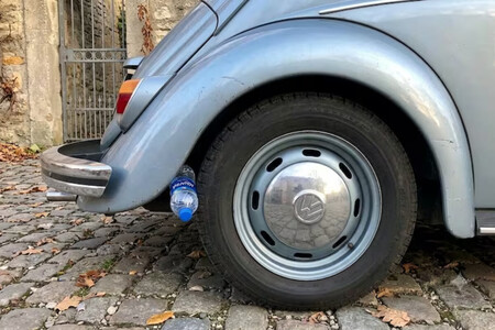 O que significa encontrar uma garrafa no pneu do seu carro e o que você deve fazer.