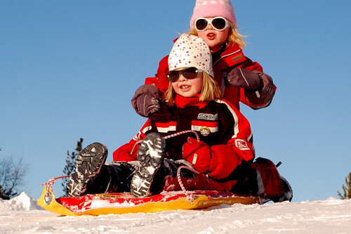 Los mejores juguetes de invierno para disfrutar con los niños en la nieve 