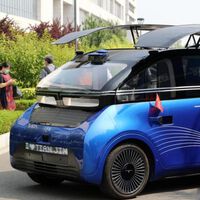 Este coche eléctrico solar chino es autónomo y no necesita enchufes para recargar sus baterías