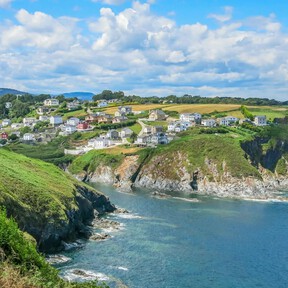 El pueblo asturiano perfecto para dar paseos tranquilos con vistas al mar: casas de pescadores colgadas sobre un acantilado