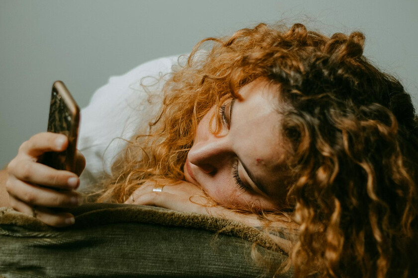 Uno de cada cuatro adultos tarda menos de un minuto en mirar el móvil tras despertarse. La psicología dice que detrás de ello no hay un hábito tóxico
