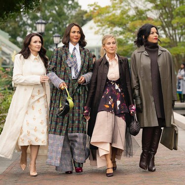 Zara vende el abrigo azul noche que hace match con vaqueros anchos y será el favorito de las mujeres de 60 años 