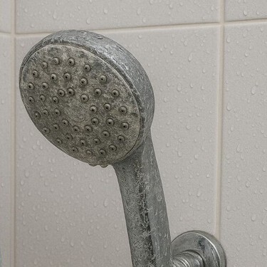Cómo limpiar las manchas de agua pegada del lavabo y la regadera con una mezcla que es una maravilla
