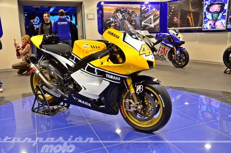 Un día cualquiera en Yamaha Racing; caminando entre las MotoGP campeonas de Rossi y Lorenzo