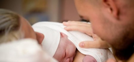 Por qué en caso de cesárea el padre debería poder acompañar a la madre