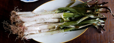 Calçots al horno: receta para disfrutar en casa de la gran fiesta gastronómica catalana