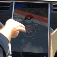 ¿Para qué más ocupas la cámara de tu Tesla Model S, si no es para cazar pokemones?