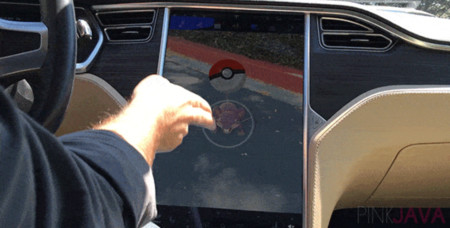 ¿Para qué más ocupas la cámara de tu Tesla Model S, si no es para cazar pokemones?