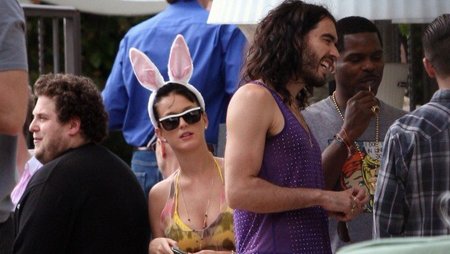 Russel Brand la va a líar parda en su despedida de soltero