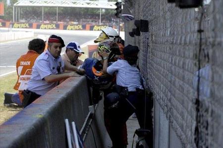 Carmelo Morales es sacado por un par de mossos