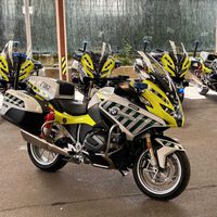 Una guardia civil de Tráfico te enseña el truco para levantar una moto de 300 kg con poco esfuerzo (y sin romperte la espalda) 