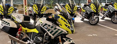 Una guardia civil de Tráfico te enseña el truco para levantar una moto de 300 kg con poco esfuerzo (y sin romperte la espalda) 