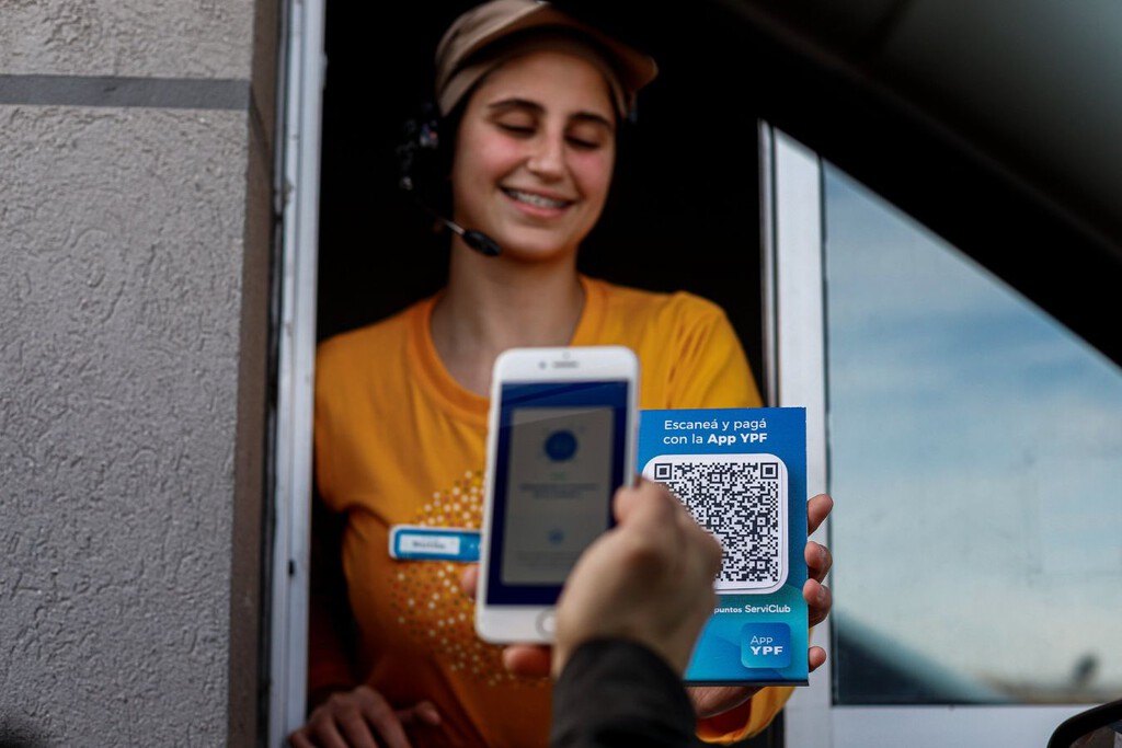 Cómo obtener descuentos en nafta y gasoil combinando aplicaciones, tarjetas y billeteras virtuales en noviembre 2025 